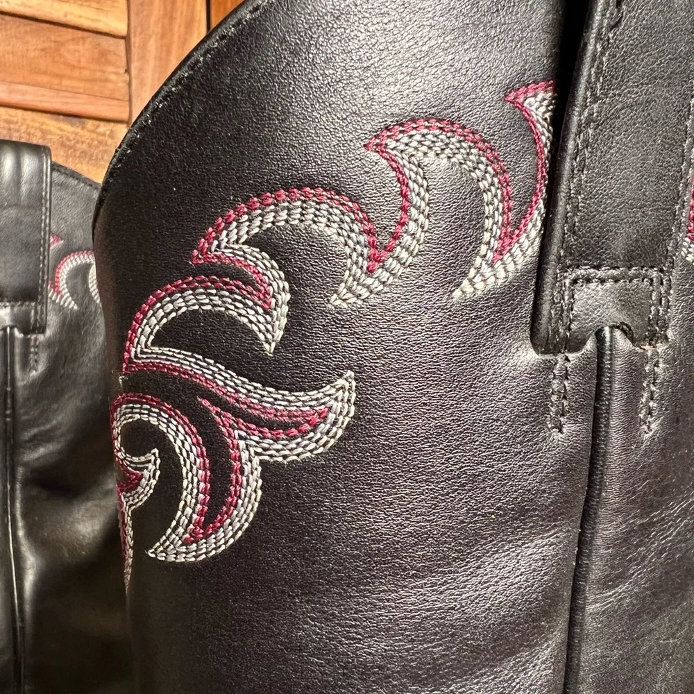 Free Shipping- 🙌 Men's- Ariat black leather cowboy work boots. Rounded toe.